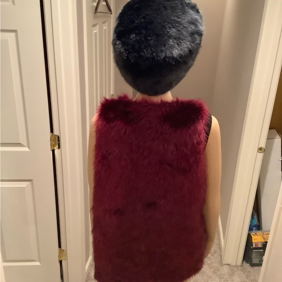 DECREE Burgundy Open Front Faux Fur Vest Size Medium - Picture 8 of 15